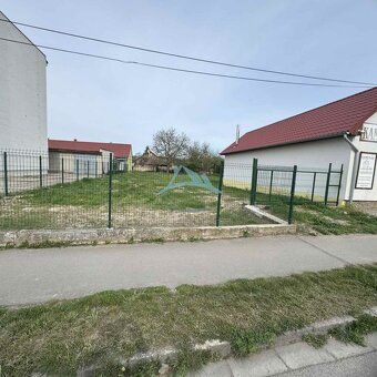 Na predaj: Stavebný pozemok v meste Šahy – s projektom a sta