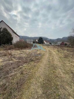 Rovinatý stavebný pozemok 850 m² v obci Hont s IS na hranici