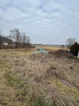 Rovinatý stavebný pozemok 850 m² v obci Hont s IS na hranici
