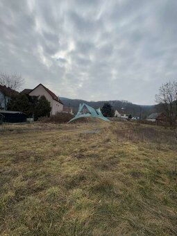 Rovinatý stavebný pozemok 850 m² v obci Hont s IS na hranici