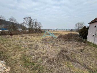 Rovinatý stavebný pozemok 850 m² v obci Hont s IS na hranici