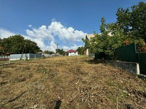 Ponúkame na predaj slnečný stavebný pozemok v obci Velušovce