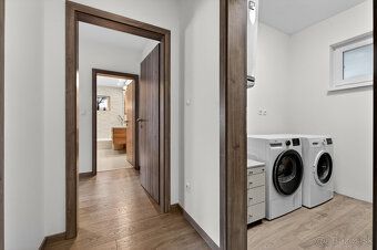 Ponúkame na predaj moderný nízko-energetický a kompletne zar
