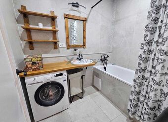 Ponúkame na prenájom slnečný 2-izbový byt vo veľmi peknej lo