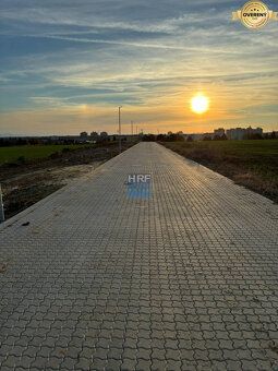 Hľadáte bývanie, ktoré spája moderný štýl, pokoj prírody a v