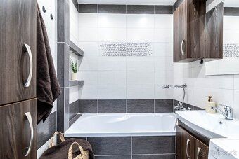 Realitná kancelária BEDES Vám predstavuje trojizbový byt na 