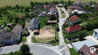 IBA U NÁS! Slnečný stavebný pozemok v obľúbenej lokalite – N