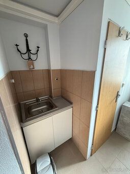 Prenájom dizajnového priestoru – centrum Nitra 22 m² | samos