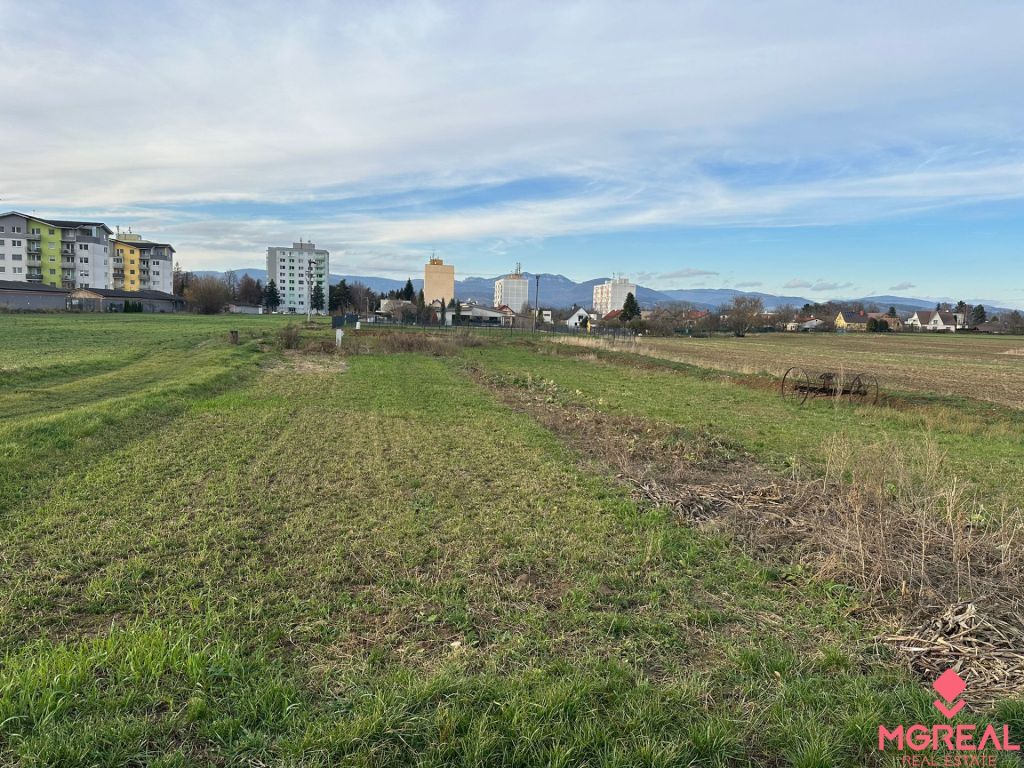 Ponúkame na predaj slnečný a rovinatý pozemok o rozlohe 905m