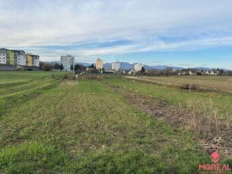 Ponúkame na predaj slnečný a rovinatý pozemok o rozlohe 905m