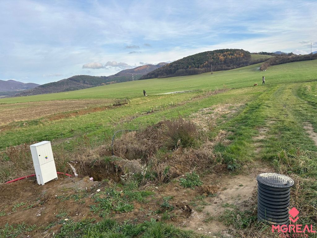 Ponúkame na predaj slnečný a rovinatý pozemok o rozlohe 905m