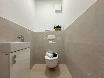 Celková výmera bytu vrátane balkóna je 74,96 m2. Byt je situ