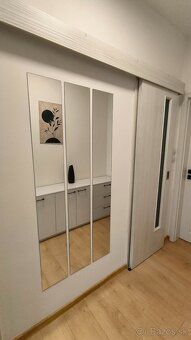 We offer for long-term rent a stylish, fully renovated, and 
