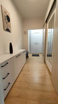We offer for long-term rent a stylish, fully renovated, and 