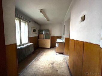 Ponúkame na predaj je starší, veľmí zaujímavý rodinný dom na