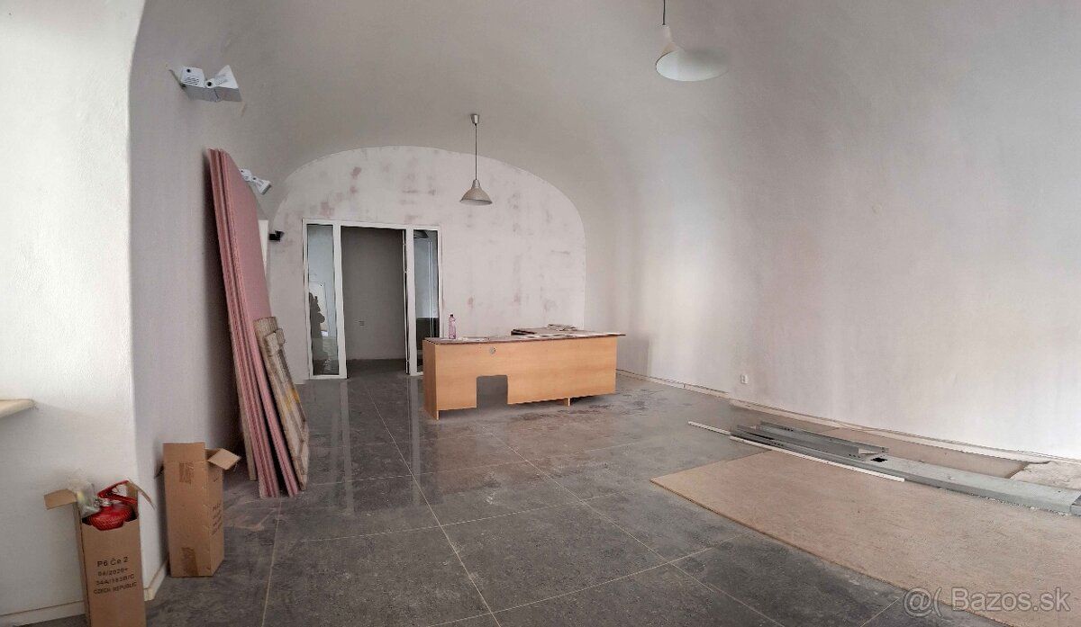 Ponúkame voľný nebytový priestor o výmere 100 m2 na prízemí 