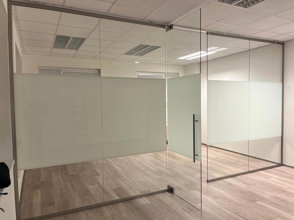 Sklenená stena s dverami výška 286 cm ,Dĺžka 550 cm ,výška u