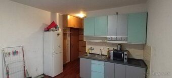 Dám do prenájmu nezariadenú garzónku 22m² so spoločnou teras