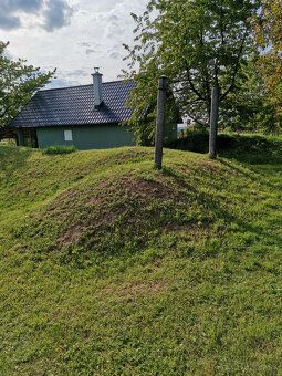 V obci Podlužany v časti Viničky ponúkame na predaj veľkú kl