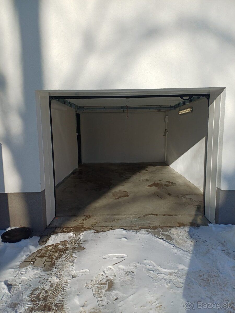 Ponúkam na prenájom garáž (3,55m x 6m) vo Svite, v bytovom d