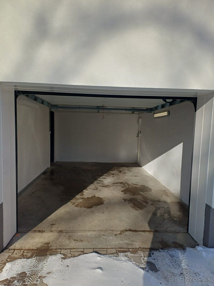 Ponúkam na prenájom garáž (3,55m x 6m) vo Svite, v bytovom d