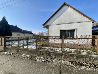 Ponúkame Vám na predaj starý rodinný dom s veľkým pozemkom v