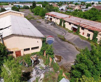 Veľký POZEMOK 8700m2, BÝVALÁ TLAČIAREŇ, SKLADY a HALY na pod