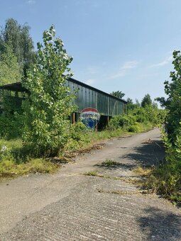 RE/MAX ponúka na predaj ROZSIAHLÝ pozemok 84400m2 s budovami