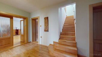 REMAX ponúka na predaj 11-izbový rodinný dom postavený na po