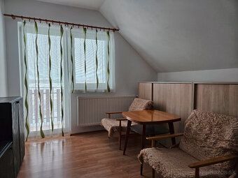 Predám 6-izbový rodinný dom s garážou postavený na pozemku o