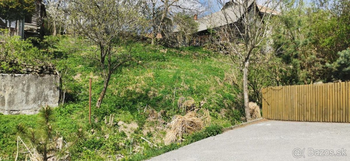 Stavebny pozemok na predaj v hornej zastavanej casti obce ZL