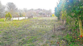 TUreality ponúkajú veľký 1499 m2 pozemok s krásnou šírkou 22