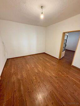 Rodinný dom s pozemkom 2 636 m² – Bánov (potenciál na bývani
