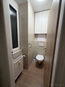 Na prenájom veľký 2 - izbový byt (68m2) na zvýšenom prízemí.