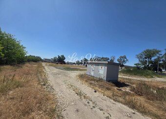 Ponúkame Vám na predaj slnečný a rovinatý stavebný pozemok v