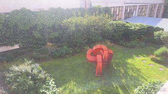 SVETLÝ DVOJIZBOVÝ BYT S BALKÓNOM A GARÁŽOU NA PRENÁJOM V CEN