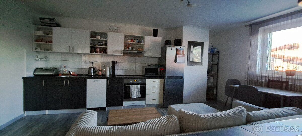 Prenajmem 2 izbový byt v rodinom dome na poschodí samostatný