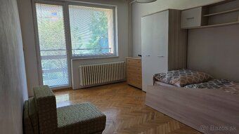 Predstavujeme na predaj poschodový rodinný dom situovaný v j