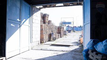 Ponúkame na predaj halu v meste Holíč. K tejto hale je vstup