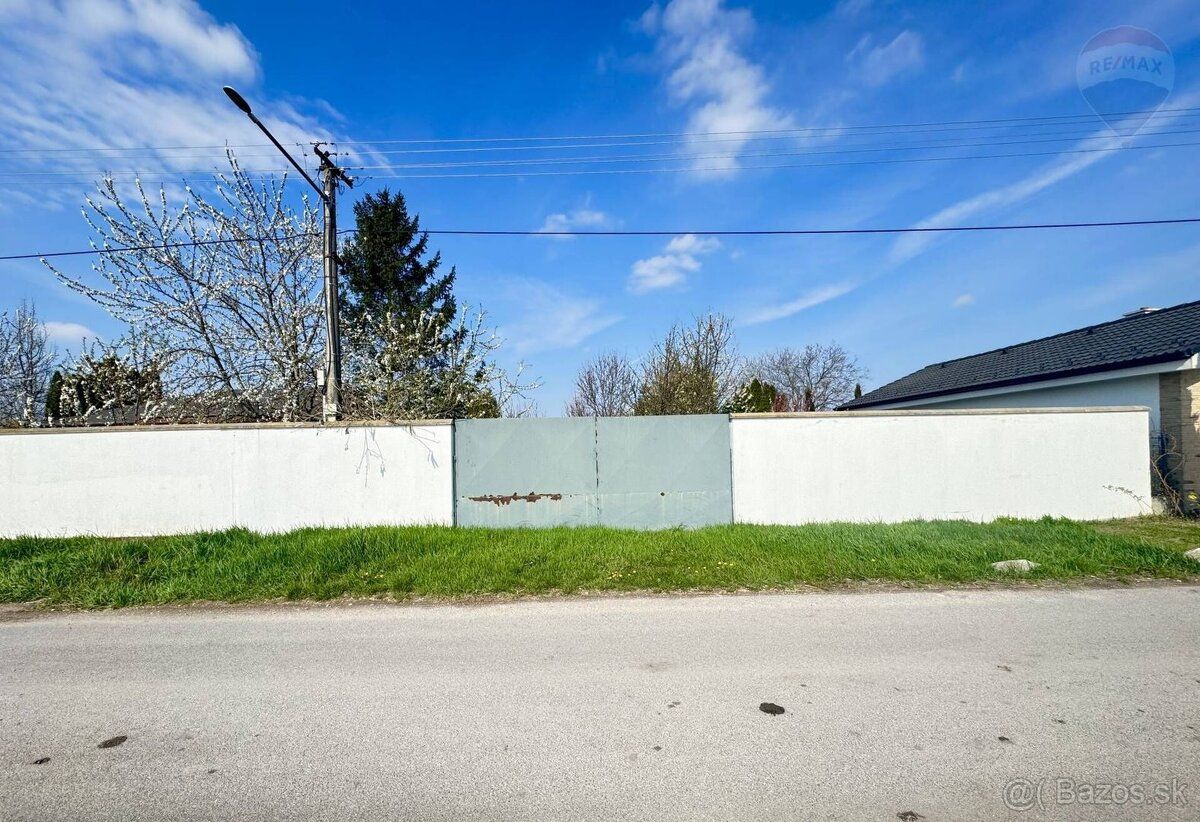 Ponúkam na predaj pozemok o výmere 1424 m² nachádzajúci sa v