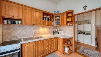 REMAX ponúka na predaj čiastočne podpivničený 6-izbový rodin