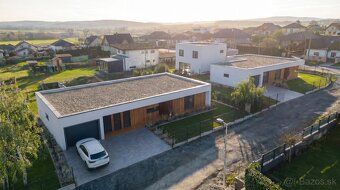 Ponúkame na predaj moderný 4-izbový bungalov s garážou v obc