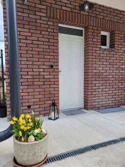 Ponúkam na dlhodobý prenájom novučičký apartmánový byt v nov