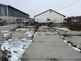 PLOCHA NA PRENÁJOM - VIACÚČELOVÉ VYUŽITIE -1000 M2
Popis: Po
