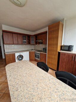 Ponúkame na predaj priestranný 3-izbový byt (72 m²) na Štúro