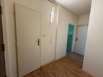 Ponúkame na predaj priestranný dvojizbový byt s balkónom v L
