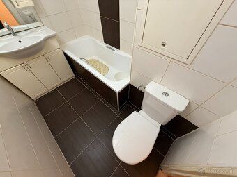 Ponúkame na predaj priestranný dvojizbový byt s balkónom v L