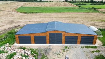 Predám plechovú garáž 22x9 Šírka: 22 m Dĺžka: 9 m Typ strech