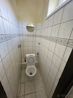 Ponúkame na prenájom obchodné priestory v Leviciach. Nachádz