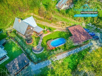 🌿 CHATA S BAZÉNOM POD LESOM | 670 m² POZEMOK | NOVÁ KELČA – 